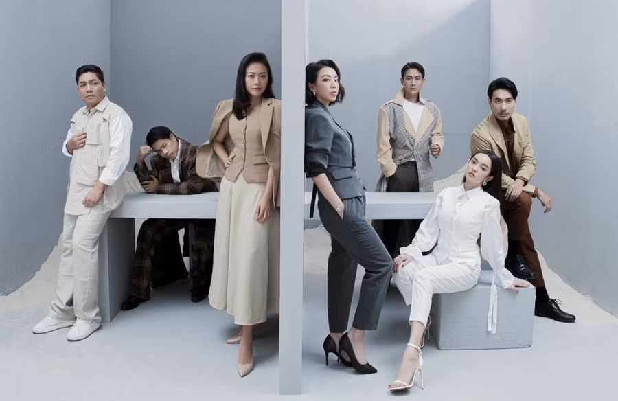 Để ăn mừng thành tích này, dàn sao của phim cũng lần đầu tiên hội tụ đầy đủ trong một khung hình.