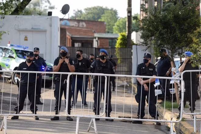Cảnh sát bảo vệ nhà xác, nơi khám nghiệm tử thi của Maradona. Ảnh: AFP.