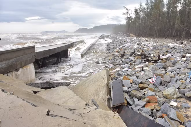 Một bờ kè đang xây bị sạt lở tại xã Vinh Giang, huyện Phú Lộc, Thừa Thiên Huế. Ảnh: UBND tỉnh Thừa Thiên Huế.