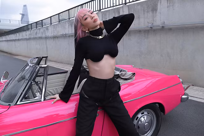 Tóc Tiên sở hữu thân hình thon gọn với vòng eo “con kiến” luôn là mơ ước của bao chị em phụ nữ.