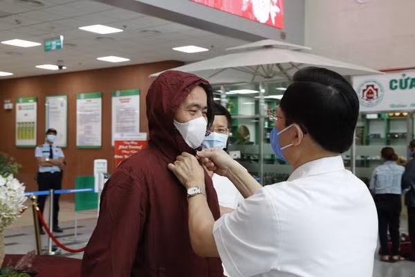 GS.TS Mai Hồng Bàng, Giám đốc BVTWQĐ 108 chia tay bệnh nhân ghép phổi được ra viện. Ảnh: SKĐS.