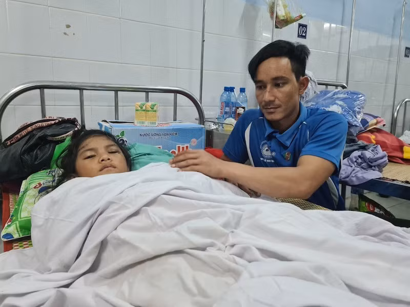 Anh Tùng chăm con tại bệnh viện. Ảnh: Pháp luật TP.HCM.