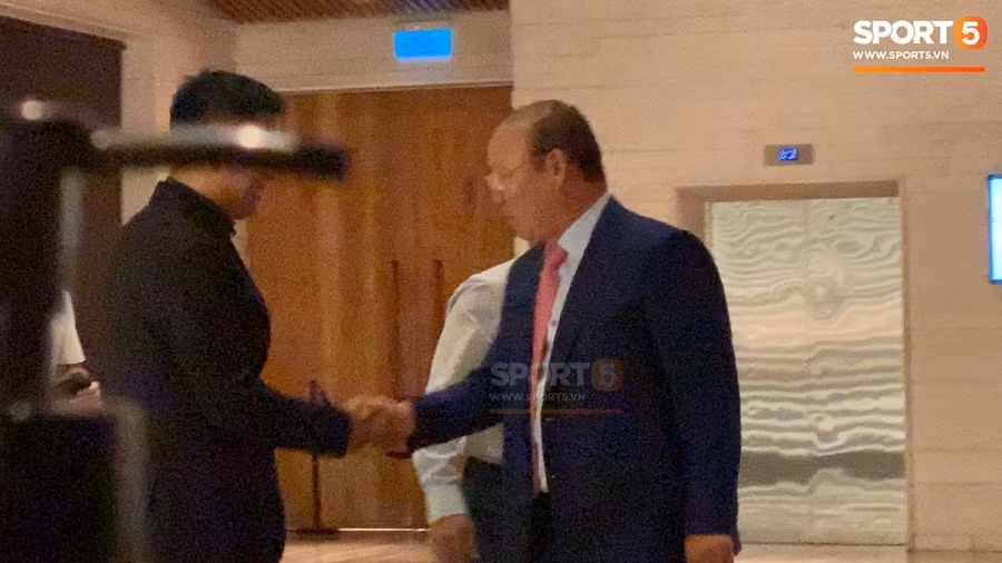 Ông Park Hangseo tới dự đám cưới của tiền đạo Công Phượng. Ảnh: Sport5