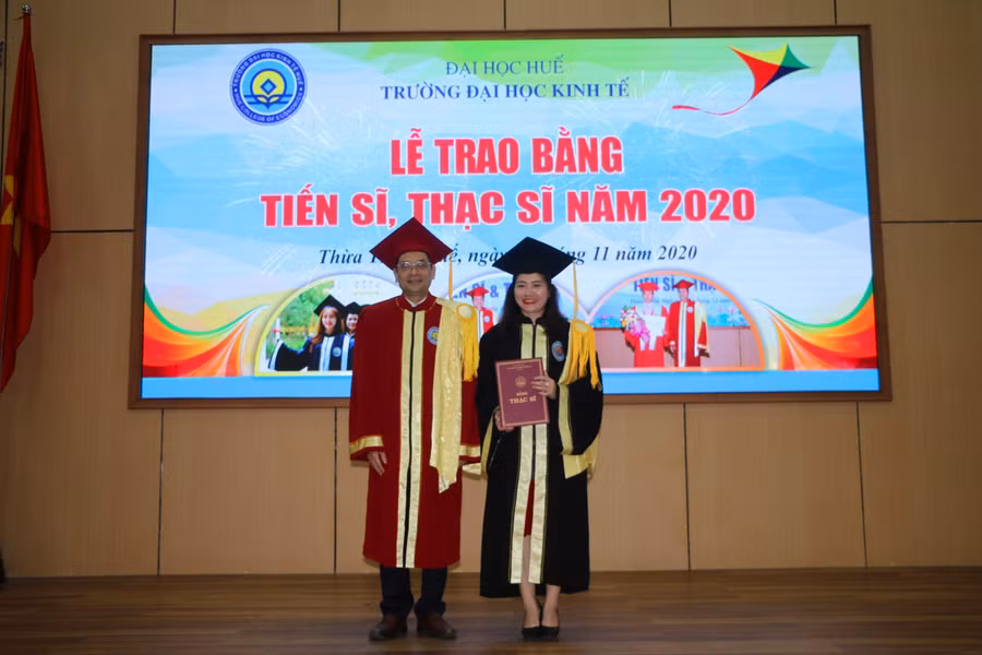 PGS.TS Trần Văn Hòa trao bằng Thạc sĩ cho các học viên.