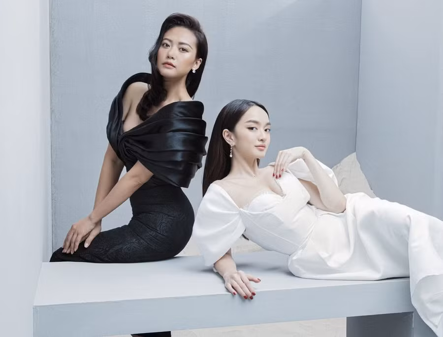 Phim "Tiệc trăng máu" cán mốc 100 tỷ, tung bộ ảnh hoành tráng ăn mừng ảnh 9