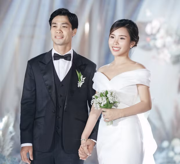 Ngày 3/6, cặp đôi đã làm lễ đính hôn.