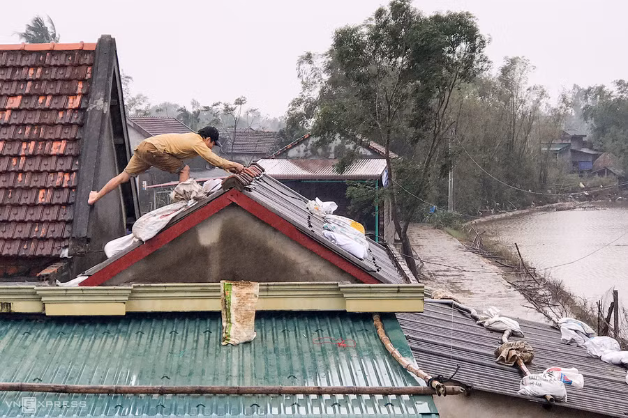 Người dân vùng ven biển huyện Gio Linh và Triệu Phong (Quảng Trị) hối hả giằng néo mái nhà, di dời người dân ở vùng xung yếu đến nơi an toàn. Ảnh: VNE.