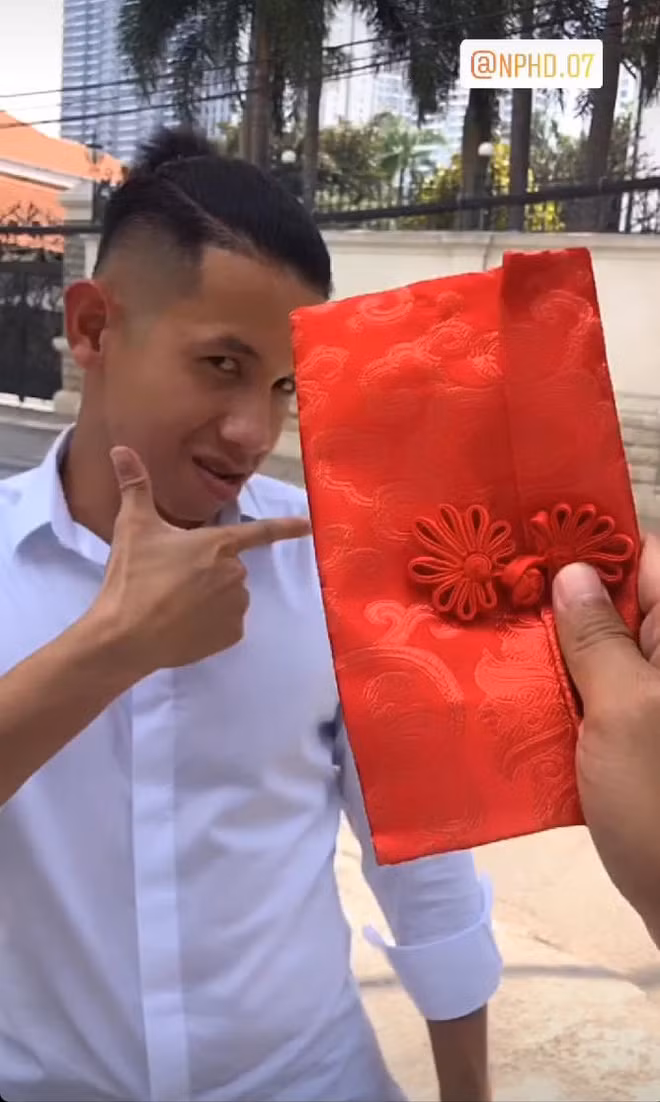 Phong bao lì xì thể hiện sự chuẩn bị chu đáo, cầu kì của cặp đôi Công Phượng - Viên Minh.