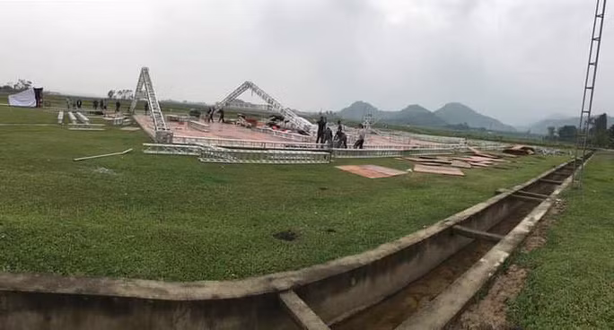 Sân bóng xóm 4 ở xã Mỹ Sơn, huyện Đô Lương, tỉnh Nghệ An là nơi Công Phượng tổ chức đám cưới, đang thi công công trình chuẩn bị đón khách. Ảnh: NLĐ.