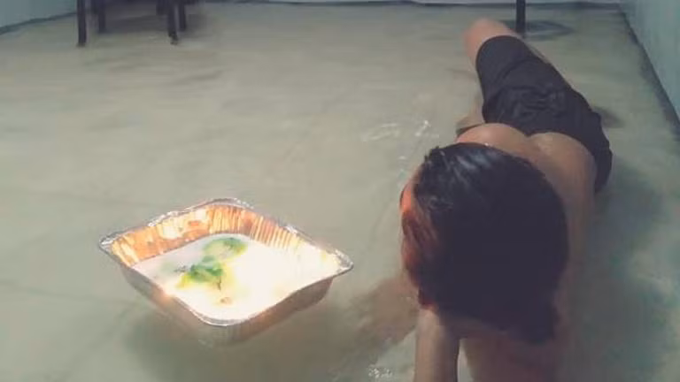 Hành động cũng gây chỉ trích bởi sự nguy hiểm dễ bị điện giật. Ảnh: thesundaily.