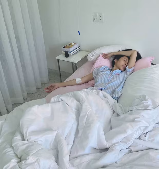 Hình ảnh Thủy Tiên thiếu sức sống phải nằm truyền nước. Ảnh FBNV