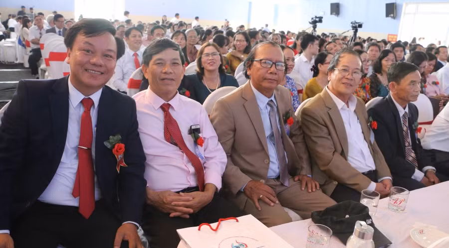 Đông đảo cựu giáo viên, học sinh về tham dự buổi lễ kỷ niệm thành lập trường