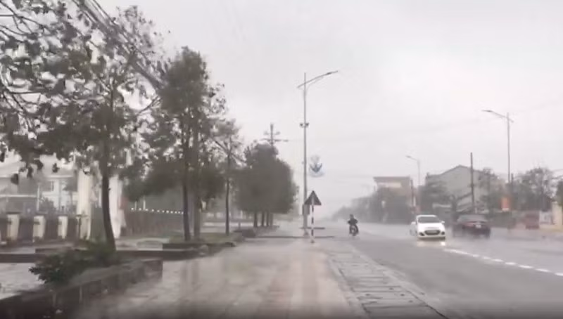 Bão số 13 suy yếu thành áp thấp nhiệt đới