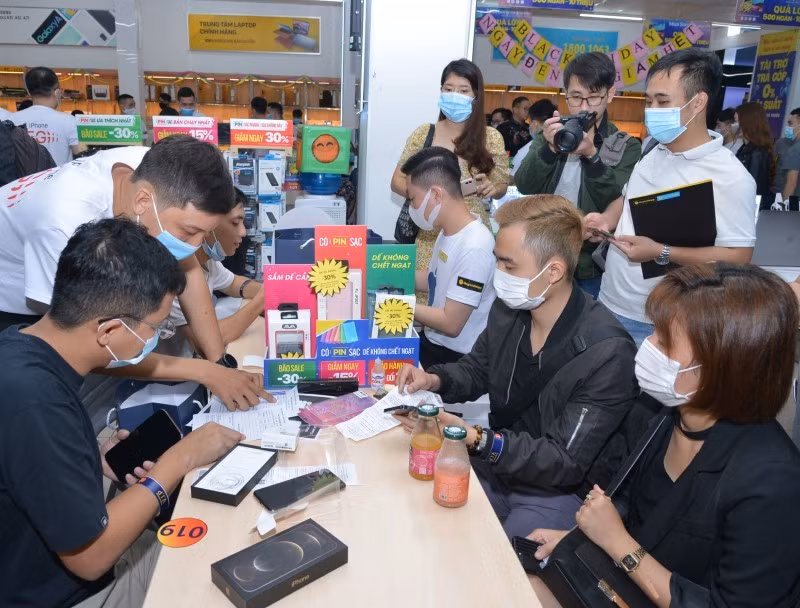 Iphone xách tay hết cạnh tranh với hàng chính hãng (Ảnh:D.A)