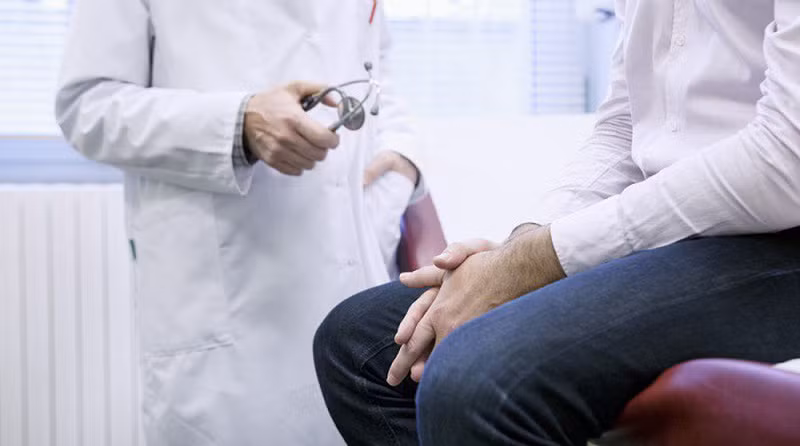 Dấu hiệu nhận biết cương đau dương vật thường khởi đầu diễn biến như: Cương dương vật bình thường nhưng dương vật mỗi lúc một cứng và đau, không xẹp xuống; Da dương vật căng thẳng, phù nề; người bệnh sẽ gặp chứng khó tiểu và bí tiểu.