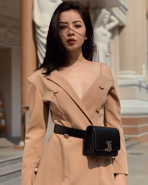 Chi Pu nổi bật với vẻ đẹp cực quyến rũ khi chọn áo vest nâu be dáng dài.