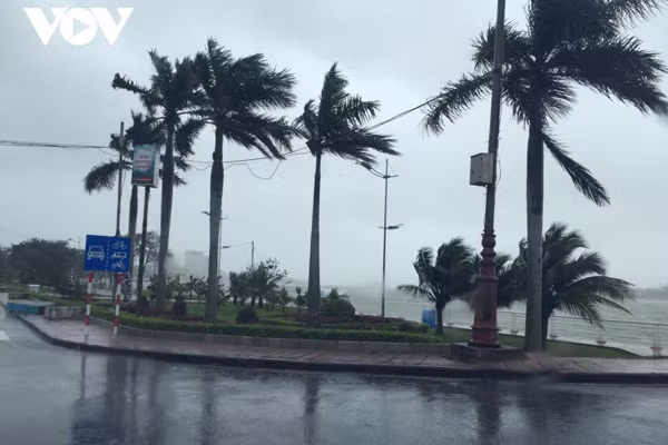 Khoảng 12 giờ trưa nay 15/11, bão bắt đầu đổ bộ vào tỉnh Quảng Bình, từng đợt gió quất liên hồi kèm theo mưa to. Ảnh: VOV.