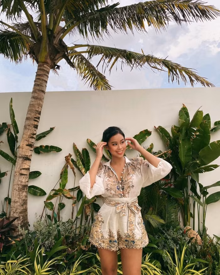 Cô hiện đang phát triển sự nghiệp ở Anh.