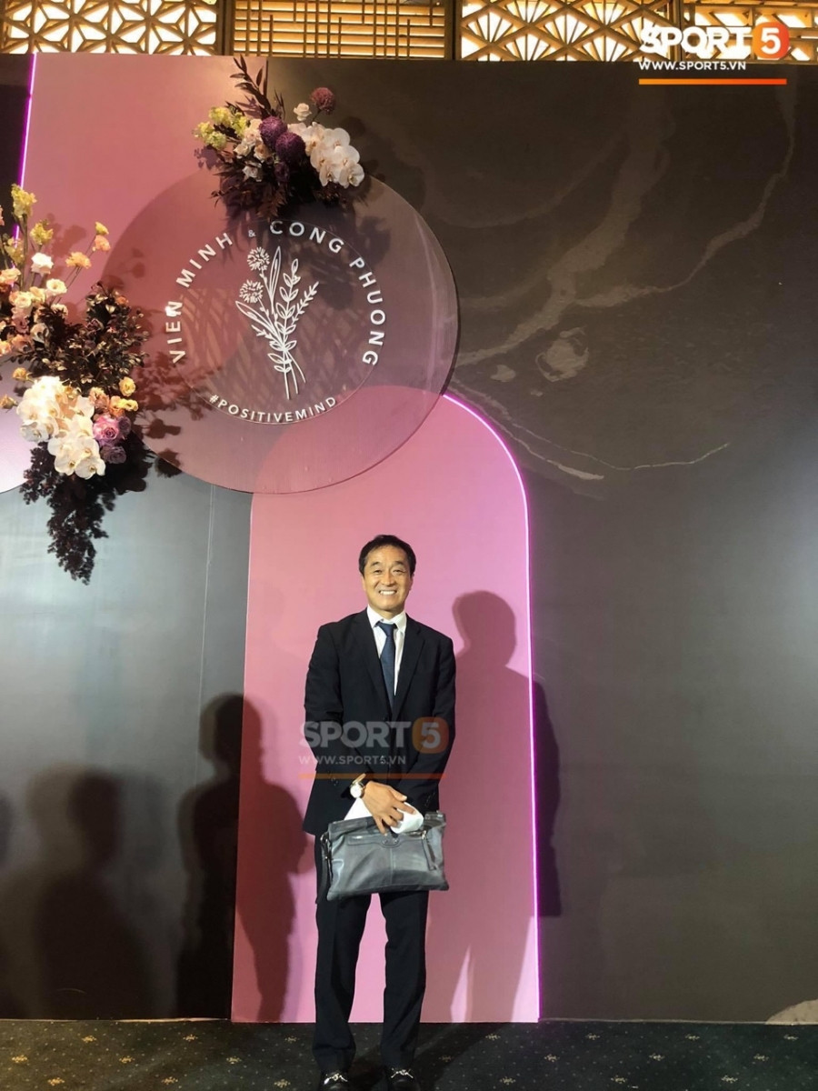 Trợ lý Lee Young Jin cũng đến chúc phúc cho cặp đôi. Ảnh: Sport5