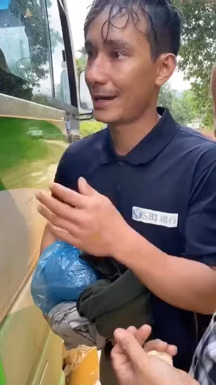 Người đàn ông khóc "xin đi xe chứ không cần tiền" ở Trà Leng đã gặp được vợ con ảnh 1