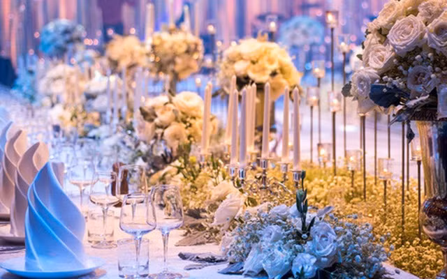 Sảnh tiệc cưới sang trọng với rất nhiều hoa và nến. Ảnh: Afamily.