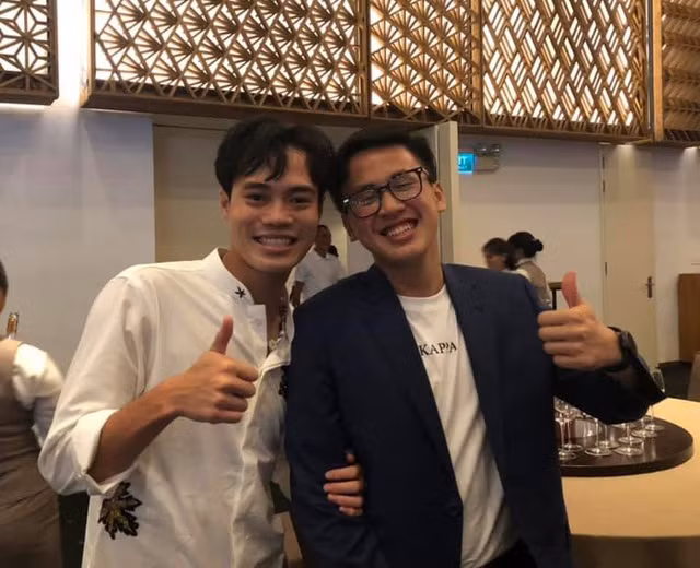 Nguyễn Văn Toàn (trái) rất hào hứng tham gia lễ cưới của bạn thân. Ảnh: Afamily