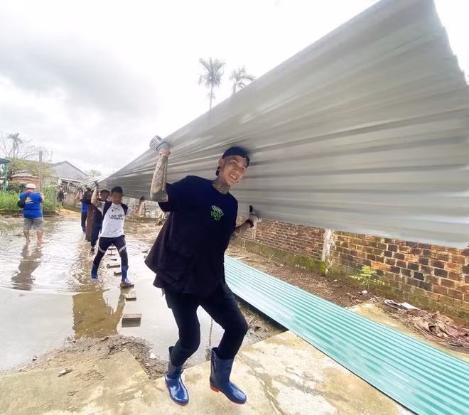  Sau đăng quang Rap Việt, Dế Choắt và Wowy dựng nhà cho người dân Quảng Ngãi