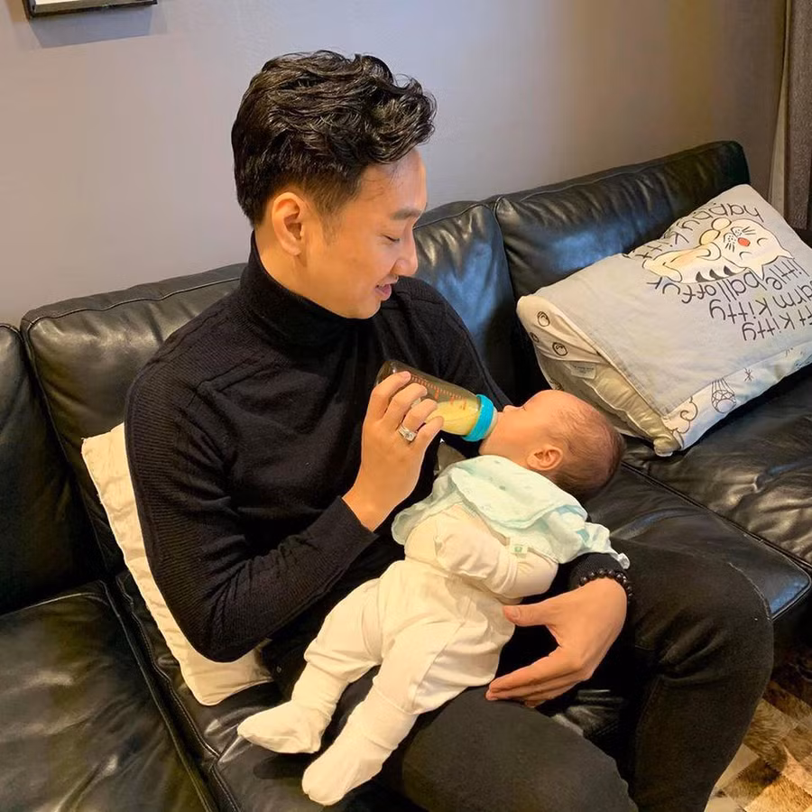 MC Thành Trung chăm con đúng chuẩn ông bố bỉm sữa.