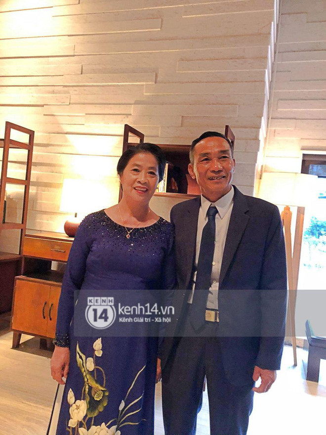 Bố mẹ của Công Phượng cũng đã xuất hiện, rạng rỡ trong ngày hạnh phúc của con trai. Ảnh: Kênh 14.