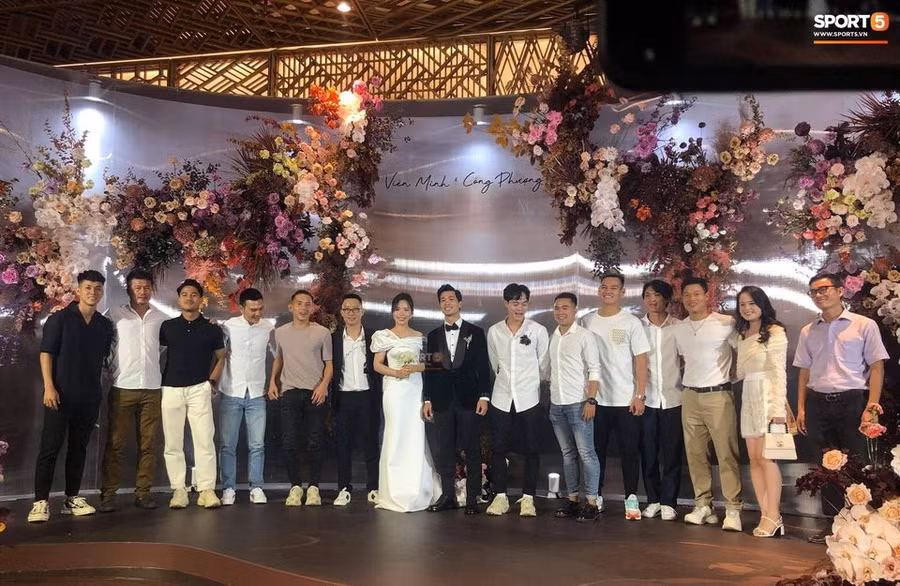 Rất nhiều bạn bè đến chúc mừng cho hạnh phúc cho cặp trai tài gái sắc này. Ảnh: Sport5