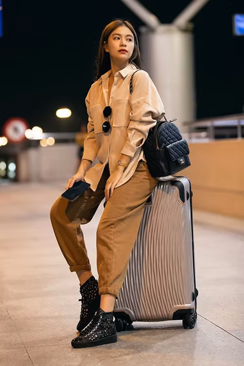 Hoàng Thùy Linh với phong cách cực ngầu với set đồ áo sơ mi cùng jeans bo gấu rất trẻ trung, cá tính.