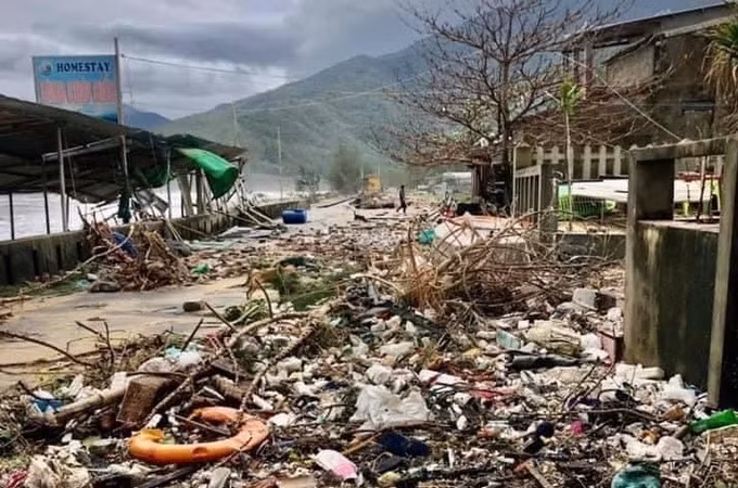 Đường ven biển ở thị trấn Lăng Cô tan hoang sau bão. Ảnh: Võ Thạnh