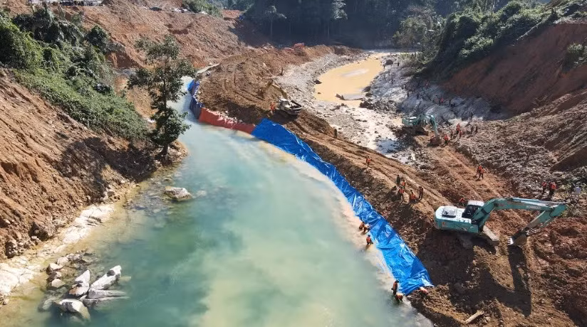 Đập ngăn dòng Rào Trăng đã được đắp hoàn thành. Ảnh: Xuân Trường - Trần Tình.