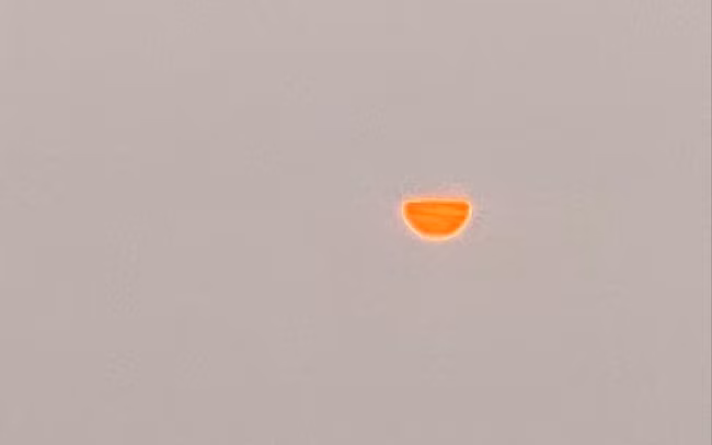 Hà Nội: Mặt trời khuyết trong "sương mù" độc hại