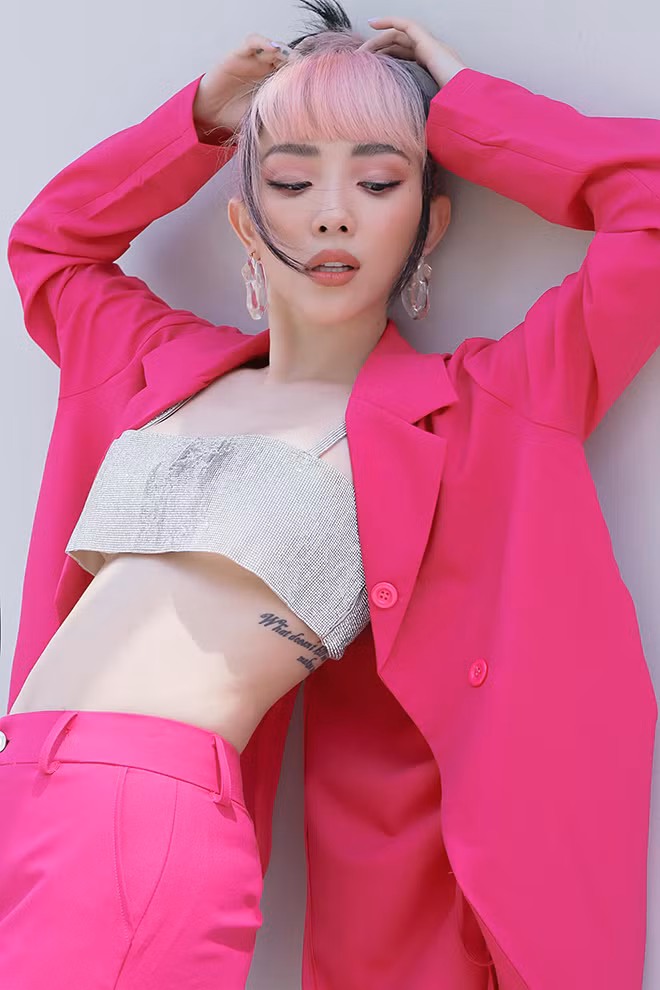 Khác với gu ăn mặc hở bạo trước đây, giờ nữ ca sĩ lại thường lựa chọn những trang phục có điểm nhấn khoe được vòng eo thon.