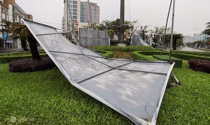 Nhiều biển quảng cáo bị đổ sập. Ảnh: VNE.