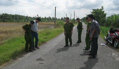 Công an khám nghiệm hiện trường nơi anh Hoàng bị giết. Ảnh Báo Ấp Bắc