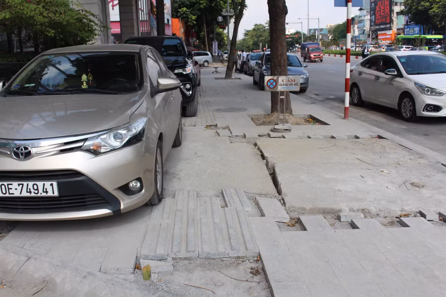 Vỉa hè phố Đào Tấn (quận Ba Đình) sau khi hoàn thành lát đá mới. Vỉa hè phố Đào Tấn (quận Ba Đình) sau khi hoàn thành lát đá mới.