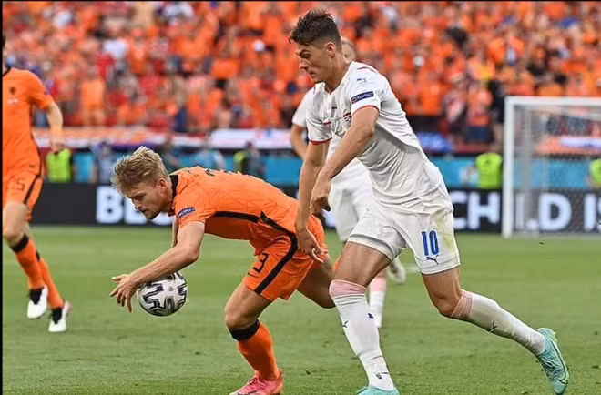 De Ligt tự trách bản thân vì đã dùng tay chơi bóng khiến phải nhận thẻ đỏ trực tiếp.