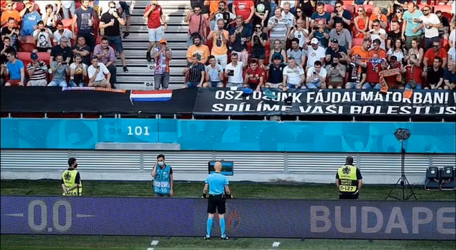 Trọng tài xem lại VAR ...