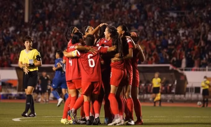 Tuyển nữ Philippines ăn mừng chiến tích hạ Thái Lan 3-0 để lần đầu đăng quang AFF Cup. 
