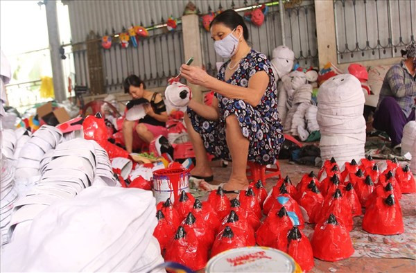 Nghề làm mặt nạ giấy bồi tại làng ông Hảo (Hưng Yên). Ảnh: IT.