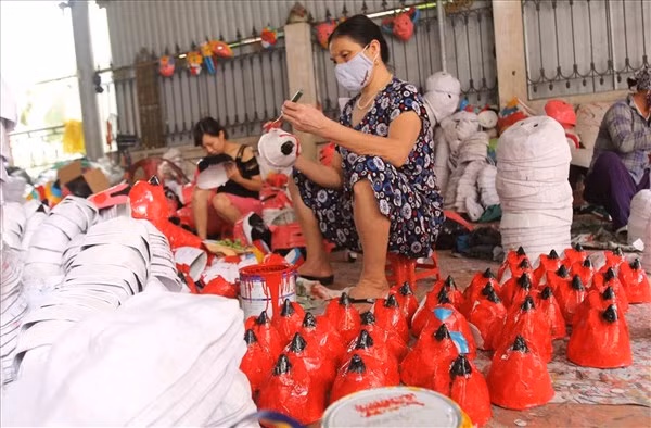 Nghề làm mặt nạ giấy bồi tại làng ông Hảo (Hưng Yên). Ảnh: IT.