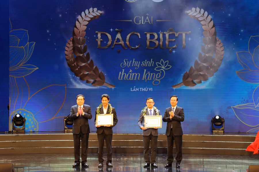 Đồng chí Võ Văn Thưởng, Ủy viên Bộ Chính trị, Chủ tịch nước CHXHCN Việt Nam; Đồng chí Trần Thanh Mẫn, Ủy viên Bộ Chính trị, Phó Chủ tịch Thường trực Quốc hội nước CHXHCN Việt Nam trao giải Đặc biệt cho tác giả Ngô Anh Văn và trao chứng nhận cho nhân vật trong tác phẩm đoạt giải - Bác sĩ Võ Thái Trung. ​