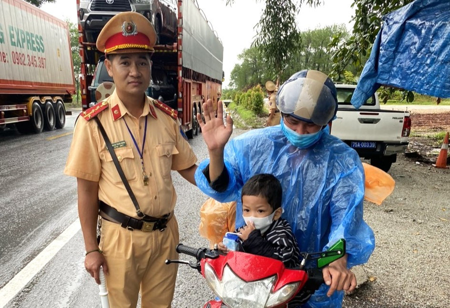 Một hành động đẹp của lực lượng CSGT.