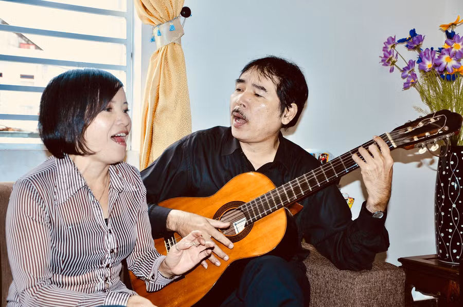 Nhạc sĩ Ngọc Thịnh đàn cho ca sĩ Thái Bảo hát. Ảnh: NVCC.