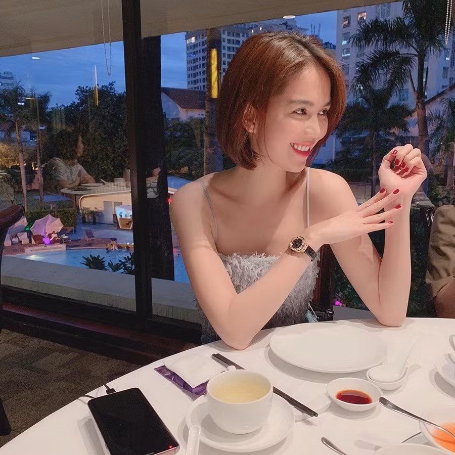 Dù gắng giấu kỹ, Ngọc Trinh vẫn bị soi khuyết điểm gương mặt mà dao kéo không thể can thiệp-7