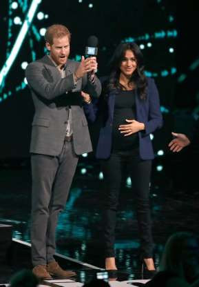 Công nương Meghan Markle xuất hiện cùng Hoàng tử Harry trong trang phục thanh lịch với blazer xanh navy và quần skinny đen.