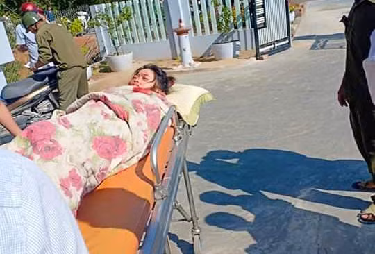 Nạn nhân Trần Thị Ánh được đưa đi cấp cứu. Ảnh: T.Đ.