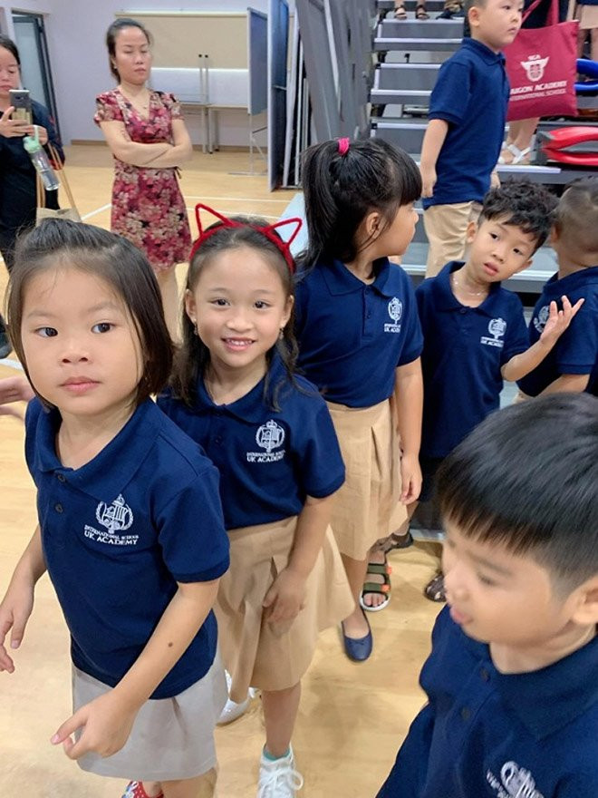Loạt trường quốc tế đắt đỏ sao Việt đưa con đi nhập học ngày đầu ảnh 8 sao viet dua con di nhap hoc ngay dau, tiet lo toan cac truong quoc te dat do - 10